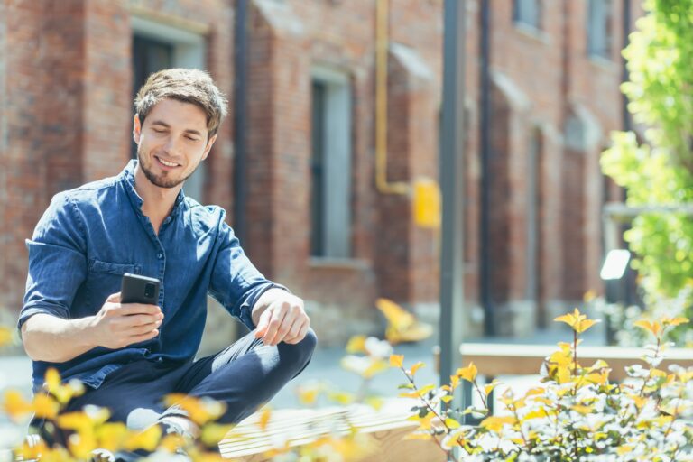 Young,businessman,outside,the,office,sitting,on,a,bench,enjoying